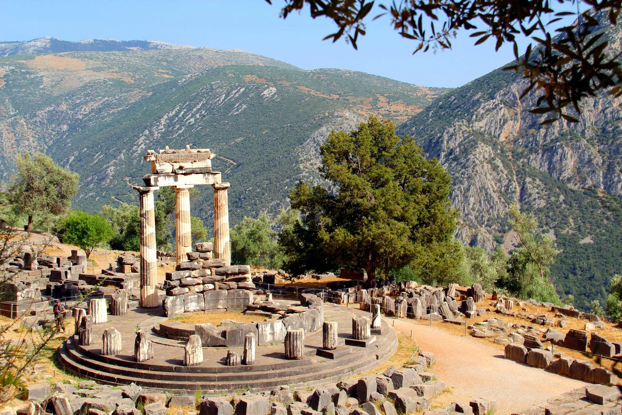 delphi temple of apollo