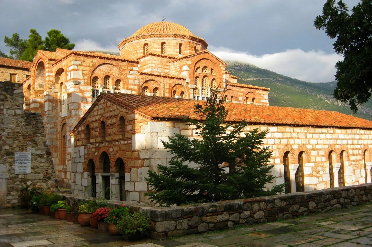 Thrilling Delphi & Miraculous Lucas Monastery 9-h tour
